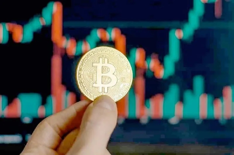 ثبات قیمت بیت کوین در آستانه سال ۲۰۲۶؛ نشانه‌هایی از آماده‌سازی بازار مشتقات