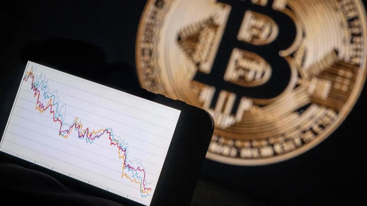سقوط قیمت بیت کوین به زیر ۶۳ هزار دلار و احتمال سقوط بیشتر