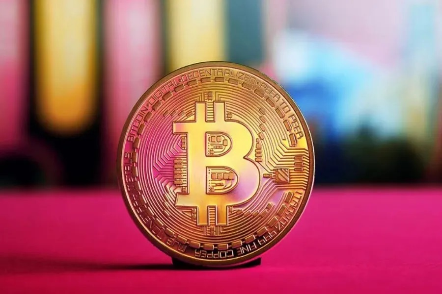 بازگشت قیمت بیت کوین از کف سه هفته‌ای؛ آرامش نسبی در بازار پس از سقوط اخیر