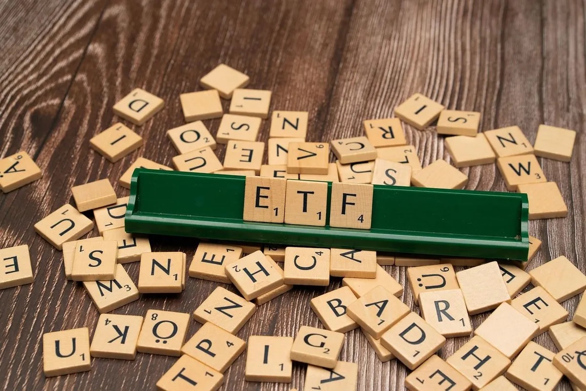 فشار فروش بر بیت‌ کوین افزایش یافت؛ خروج ۳۰۰ میلیون دلار سرمایه از ETF بلک‌ راک